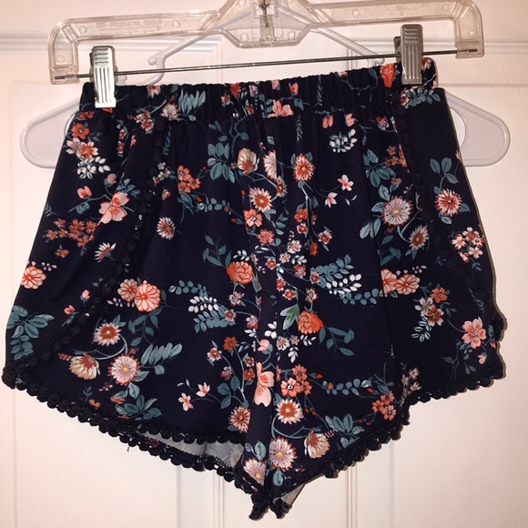 Flower-printed flowy shorts - Picture 3 of 4